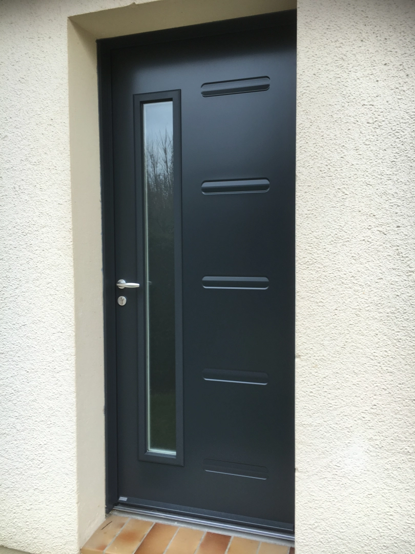 Porte d'entrée anthracite, vitrage vertical, cinq décors horizontaux, poignée inox, mur crépi beige