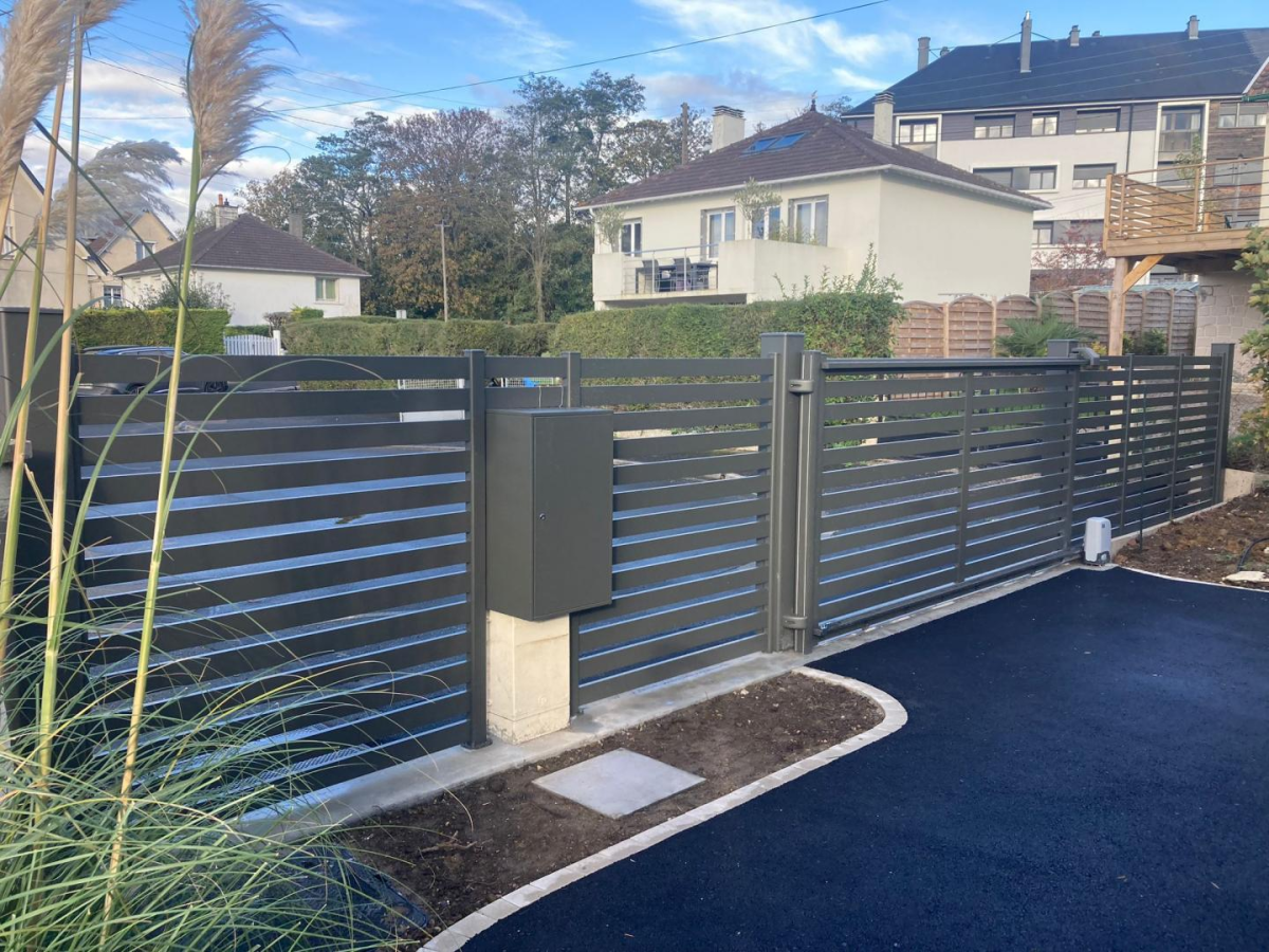Cloture et portail anthracite lames horizontales ajourées, motorisation visible au sol
