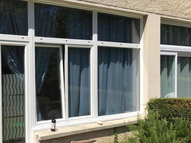 Facade crème avec fenetre PVC blanche multi-vantaux dont un vantail oscillo-battant