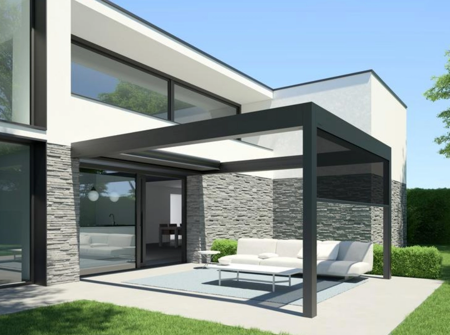 Pergola anthracite adossee a une maison moderne, store lateral et salon blanc