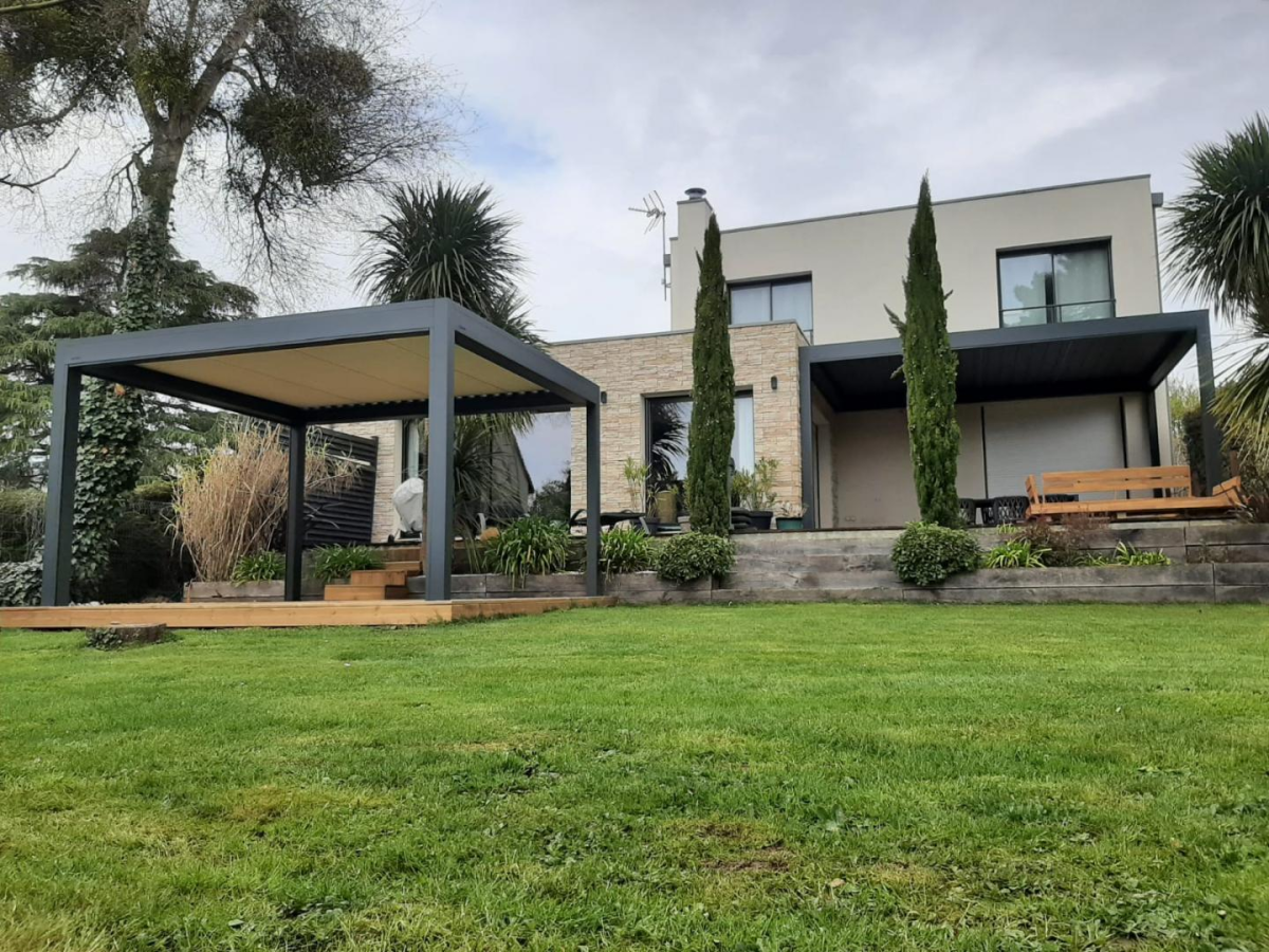Deux pergolas anthracite devant une villa moderne beige, l une avec toiture toile beige