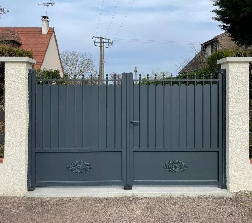 Portail battant double anthracite lames verticales festonnées et rosaces en bas