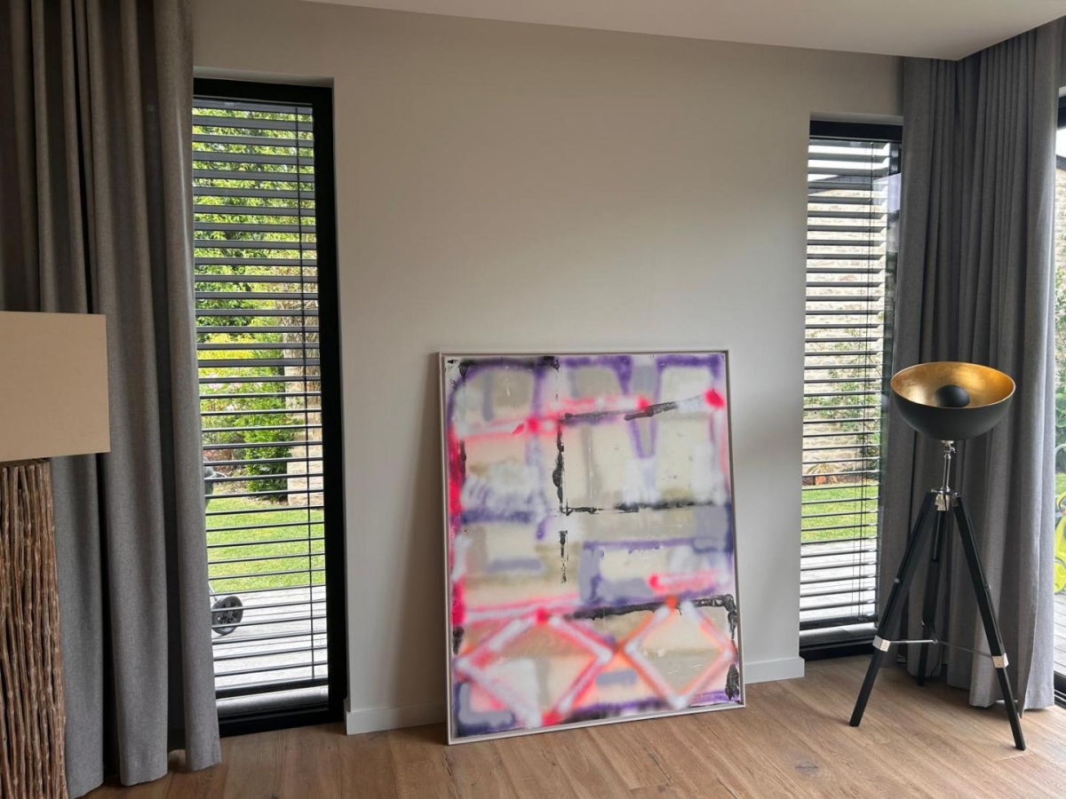 Deux fenêtres avec BSO noirs inclinés, rideaux gris et tableau abstrait violet et rose