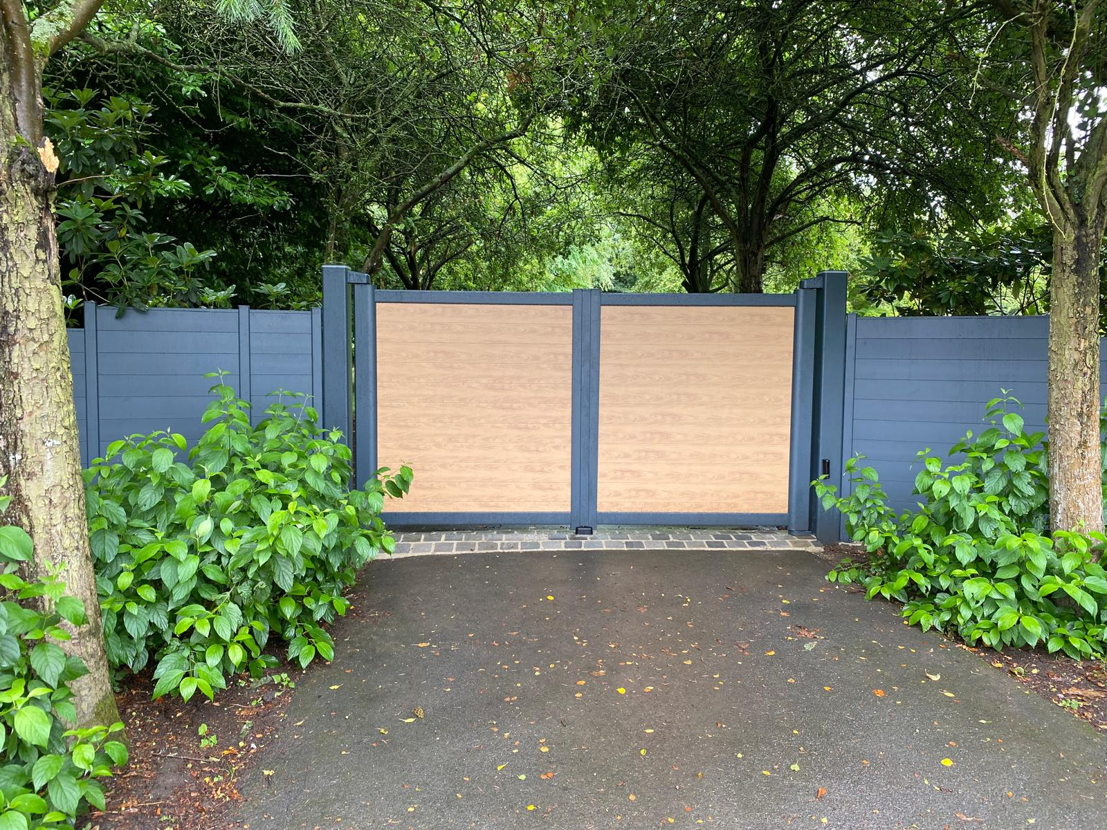 Portail battant bicolore cadre anthracite et panneaux aspect bois clair, clôture assortie