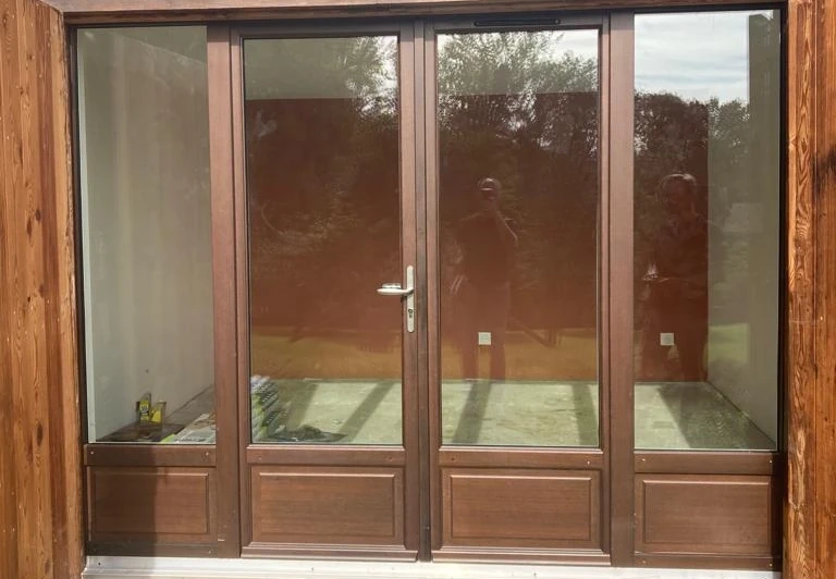 Ensemble quatre portes-fenêtres effet bois foncé, panneaux inférieurs, structure bois clair