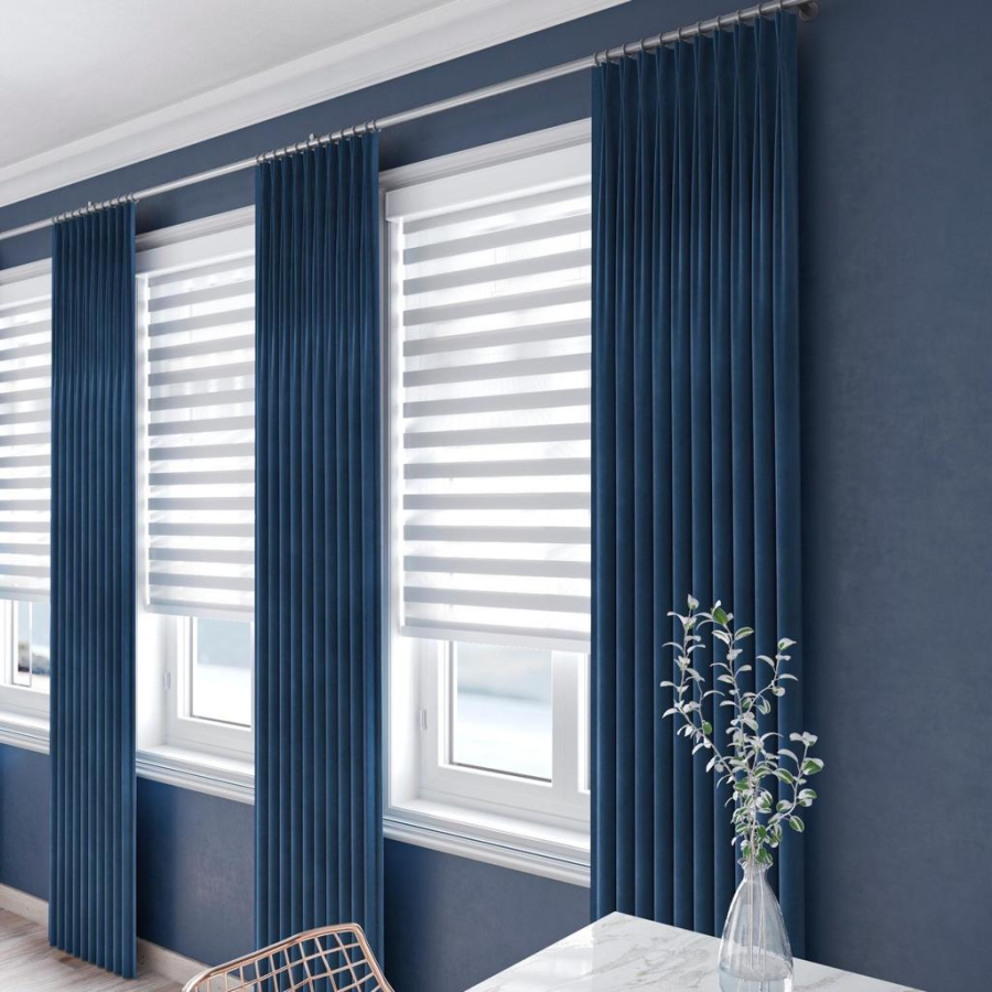 Rideaux bleu marine plissés et stores zébrés blancs sur trois fenêtres, mur bleu nuit
