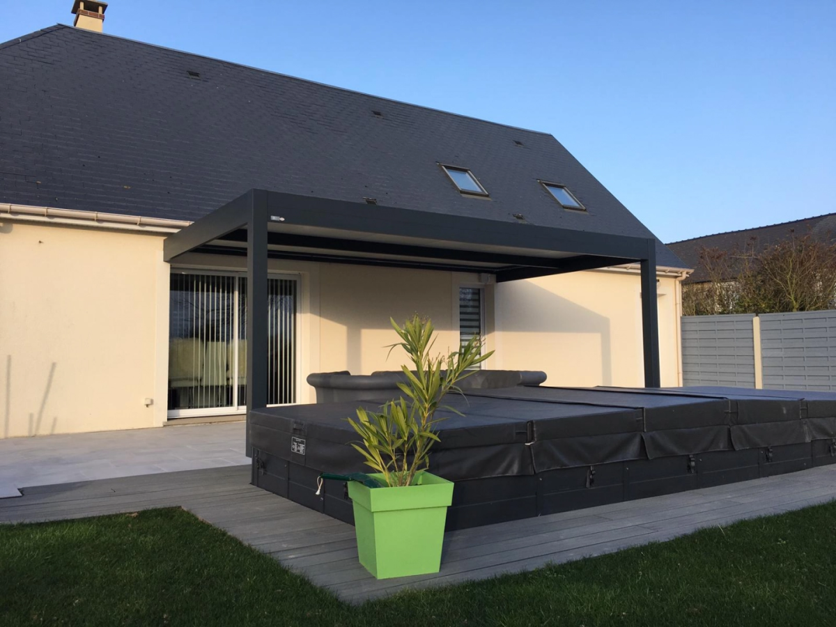 Pergola gris anthracite sur terrasse, grand spa couvert devant maison enduit crème