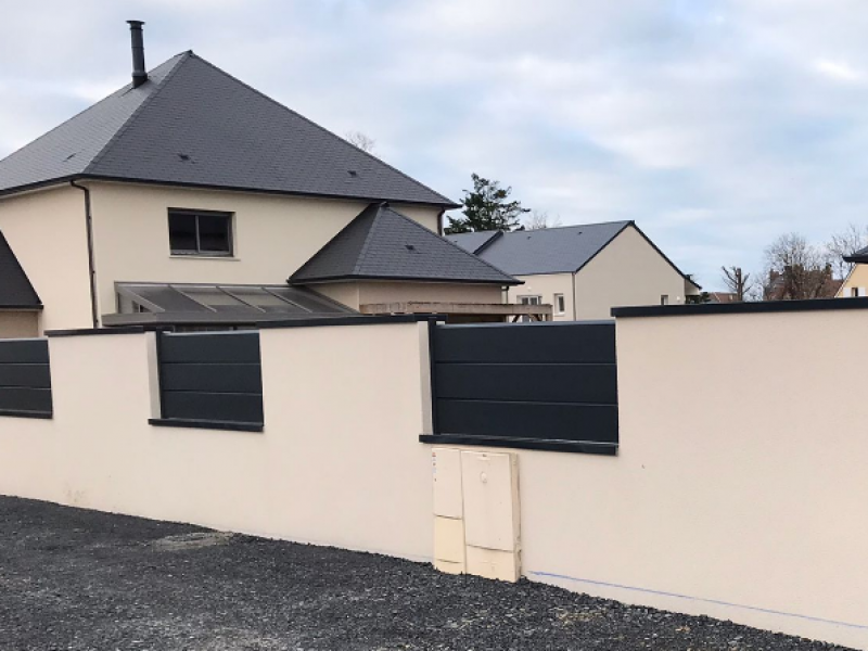 Muret beige avec inserts alu anthracite lames horizontales devant maison contemporaine