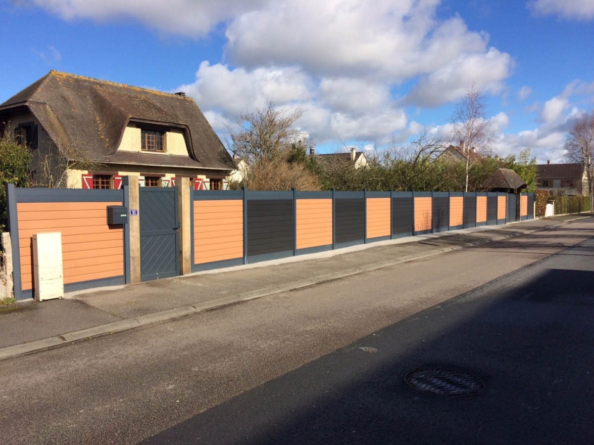 Cloture lames horizontales bois clair et anthracite avec portillon le long d une rue