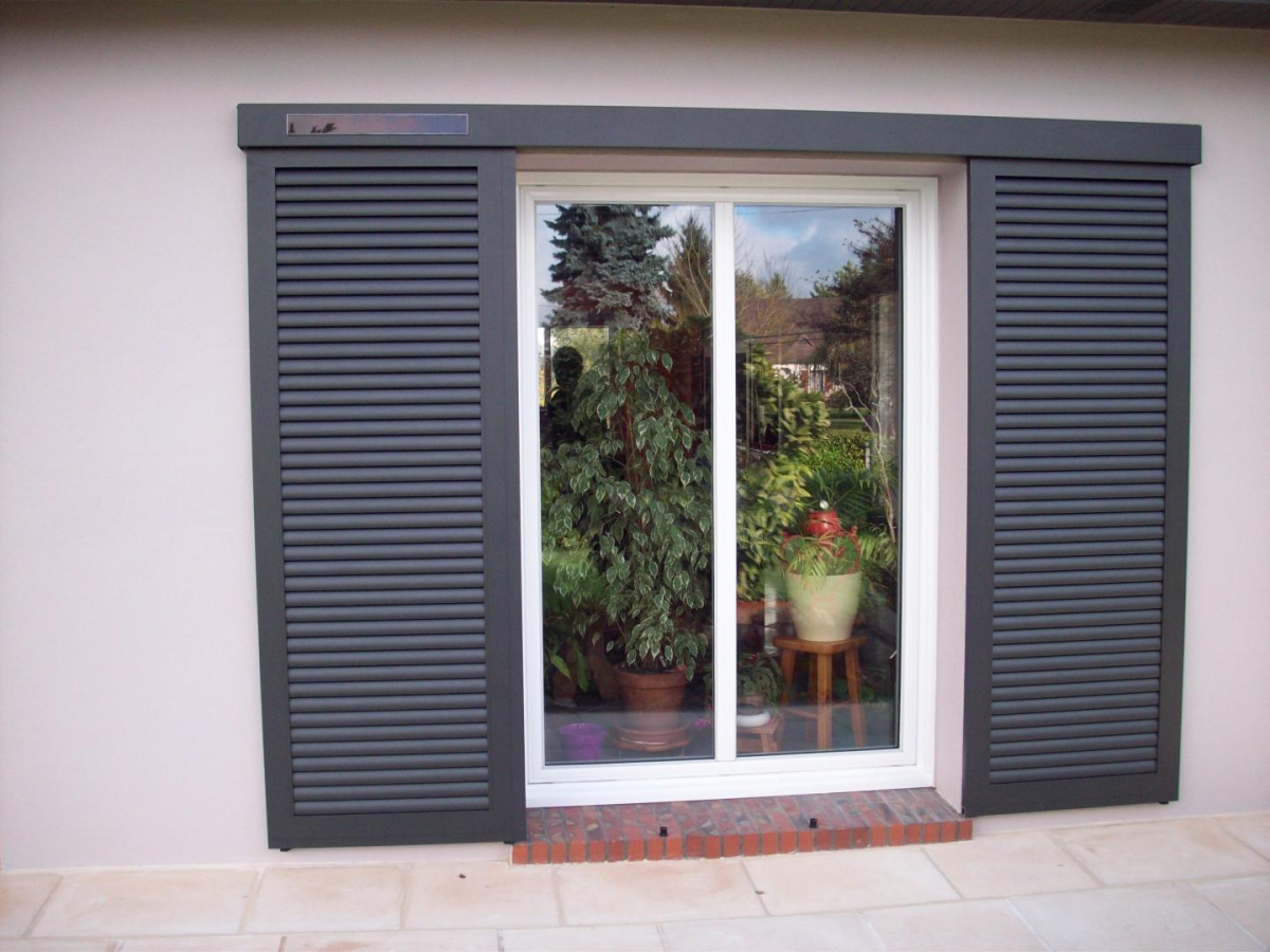 Baie coulissante blanche, volets roulants anthracite solaires, panneaux PV sur coffre