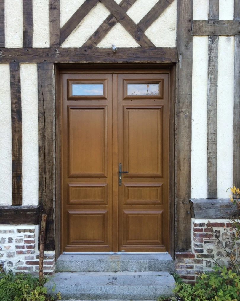 Porte double bois chêne, petits vitrages, mur à colombages et soubassement pierre brique