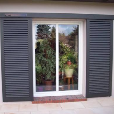 Volets coulissants gris anthracite sur porte fenêtre