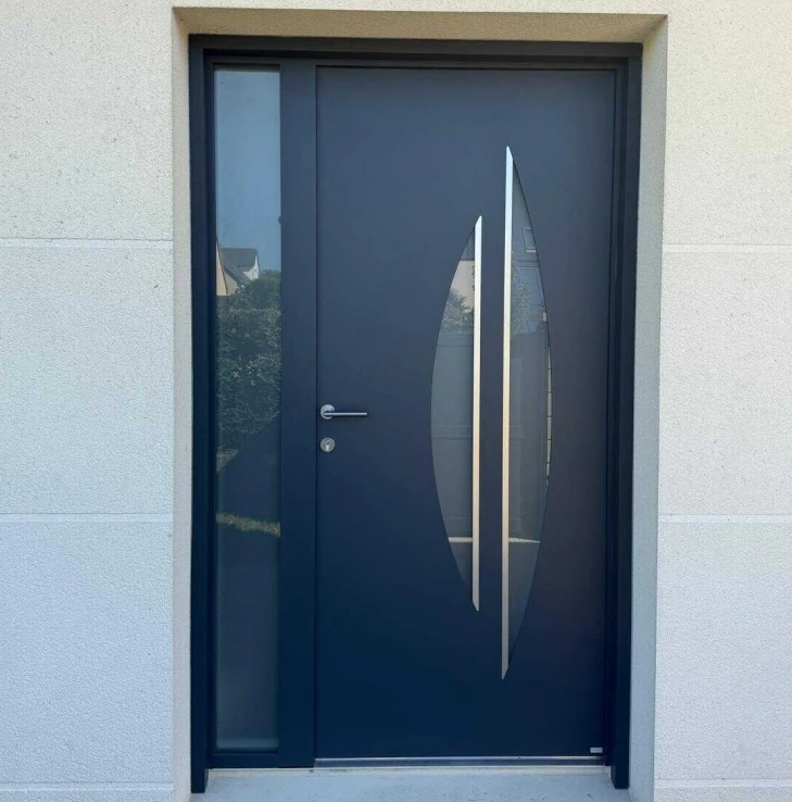 Porte anthracite, tierce vitrée dépolie, décors vitrés courbes et barres inox, crépi beige