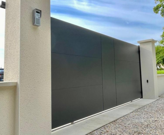 Portail coulissant alu anthracite lames horizontales entre piliers beiges avec digicode