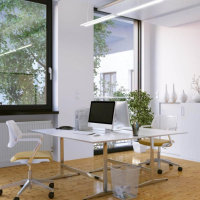 Fenêtre alu cadre noir dans bureau blanc, parquet clair et vue verdoyante depuis l'intérieur
