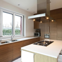 Cuisine moderne avec fenêtre PVC blanche double vantaux au-dessus évier, îlot et hotte inox