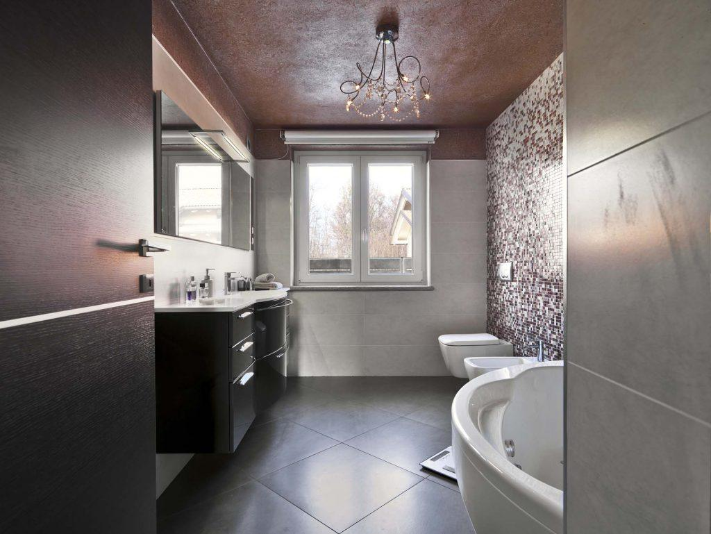 Salle de bain moderne, fenêtre blanche deux vantaux entre meuble vasque noir et mur mosaïque