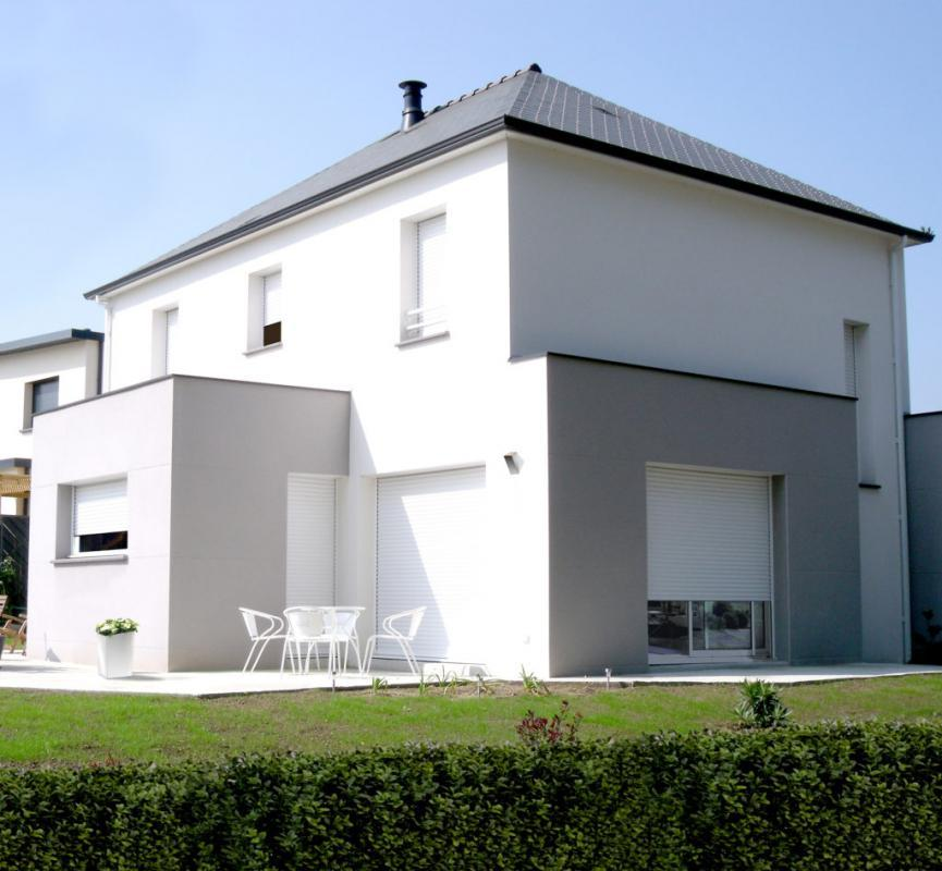 Maison contemporaine blanche et grise, volets roulants blancs, terrasse et mobilier de jardin blanc
