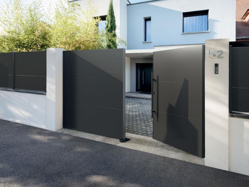Portail battant aluminium anthracite à lames horizontales entre piliers blancs