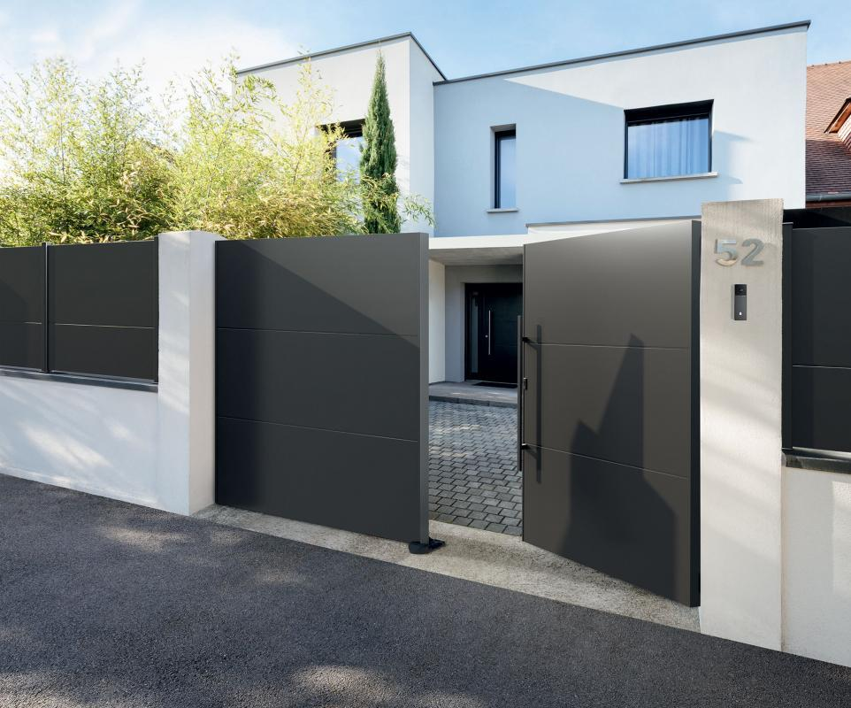 Portail battant aluminium anthracite à lames horizontales entre piliers blancs