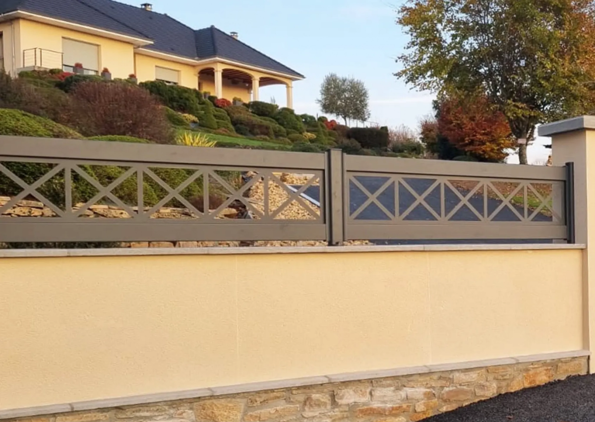 Cloture anthracite motifs crois sur muret pierre et crepi beige devant jardin