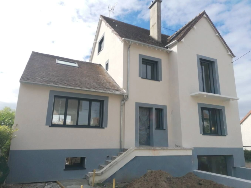 Maison ravalement crème, menuiseries anthracite, marches béton, terre de chantier