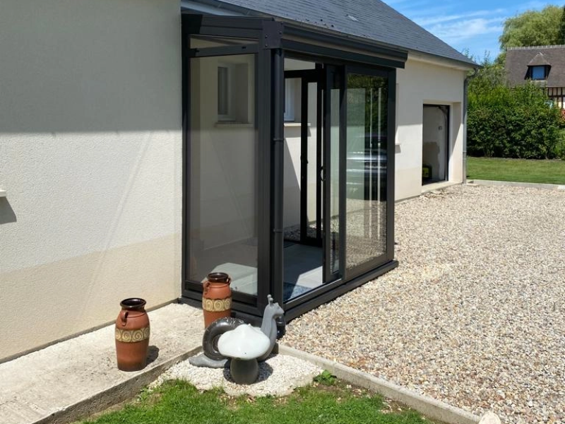Sas d'entrée alu anthracite vitré, porte coulissante, façade crème et gravier
