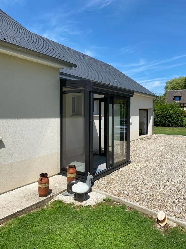Sas d'entrée alu anthracite vitré, porte coulissante, façade crème et gravier