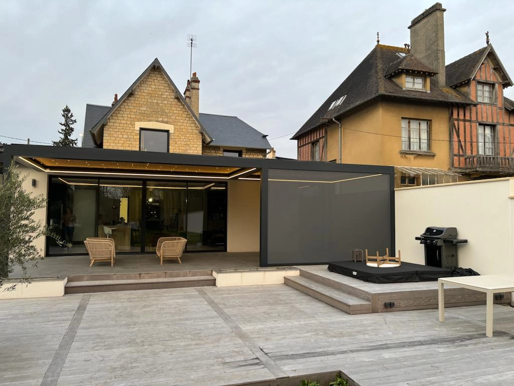 Extension noire baies vitrées, pergola store latéral, terrasse bois multi-niveaux