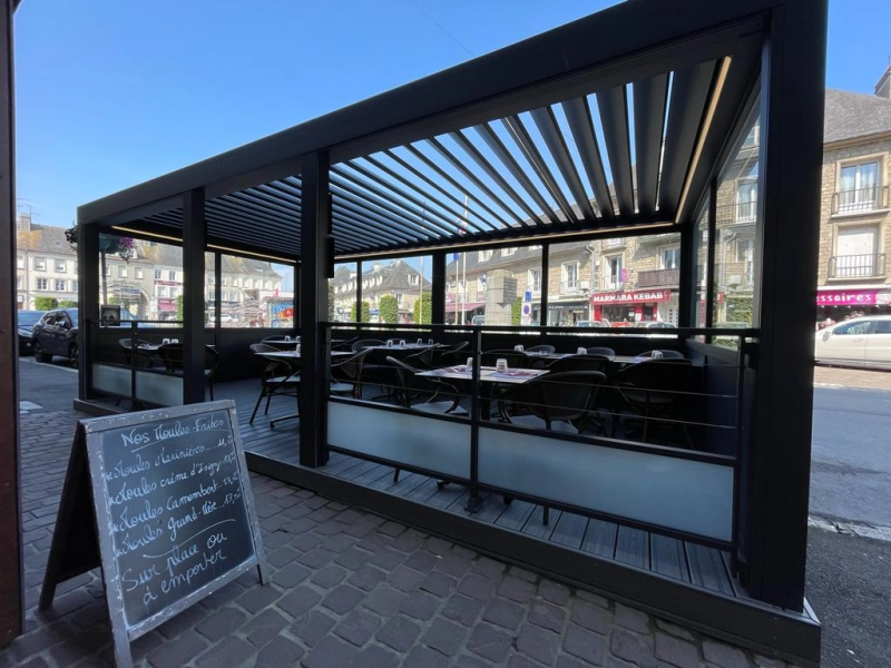 Pergola bioclimatique noire, lames orientables, garde-corps câbles, terrasse restaurant
