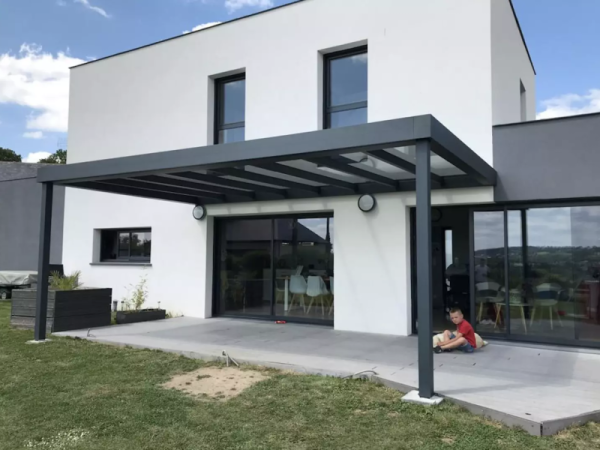 Pergola alu anthracite toit vitré, baies coulissantes grises, terrasse carrelée grise
