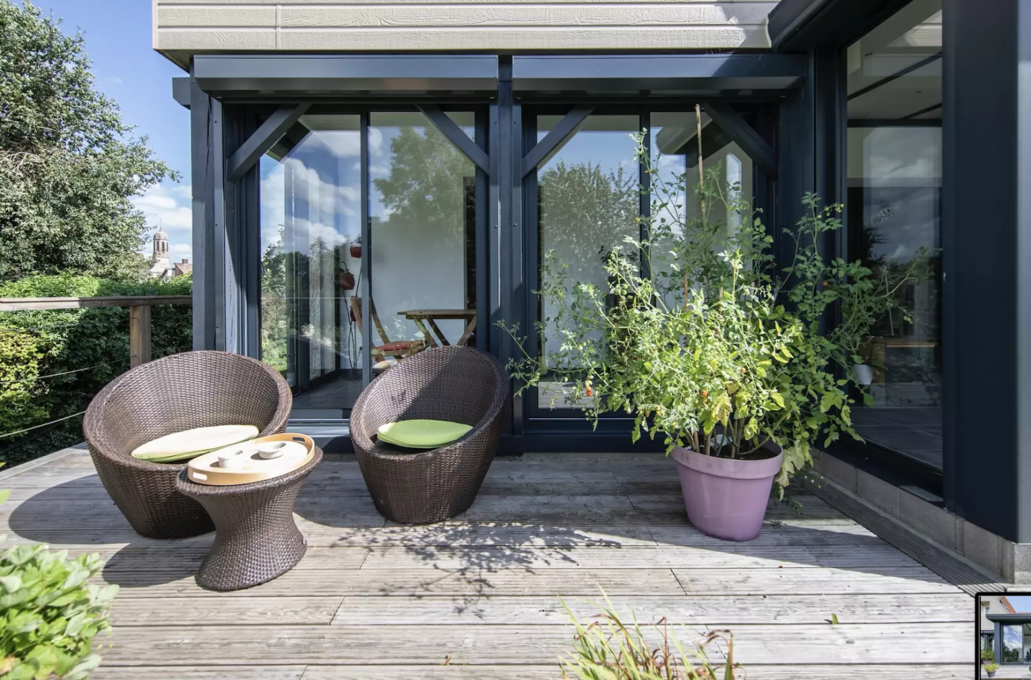 Terrasse bois, baies coulissantes alu anthracite et volets roulants, bardage clair