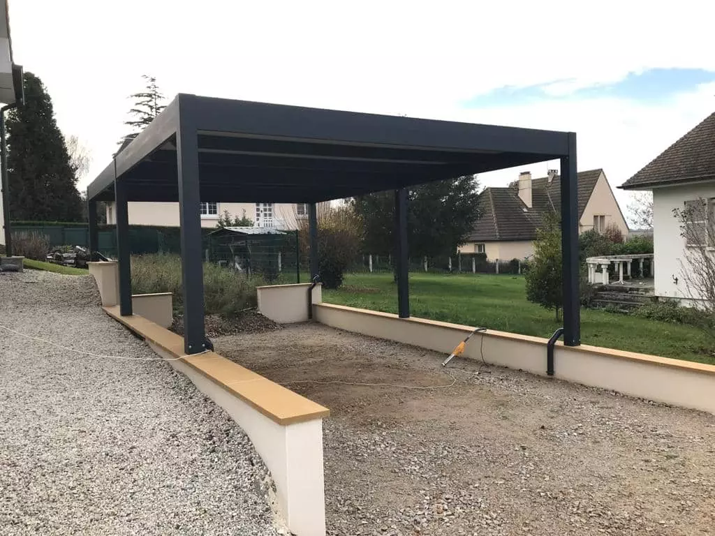 Carport alu gris anthracite toit plat, quatre poteaux, allée gravillonnée et murets enduits