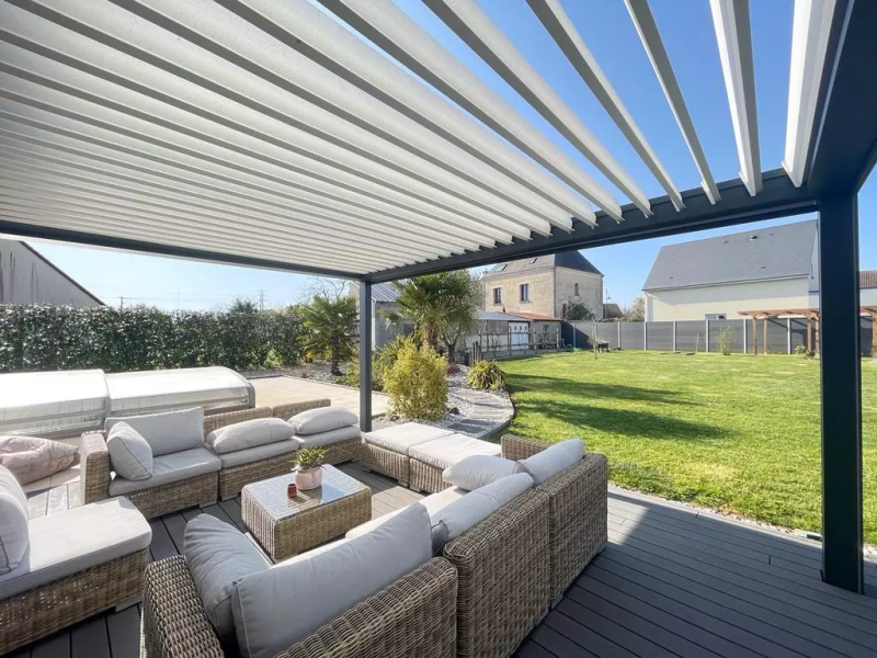 Pergola bioclimatique anthracite, lames blanches entrouvertes, terrasse composite