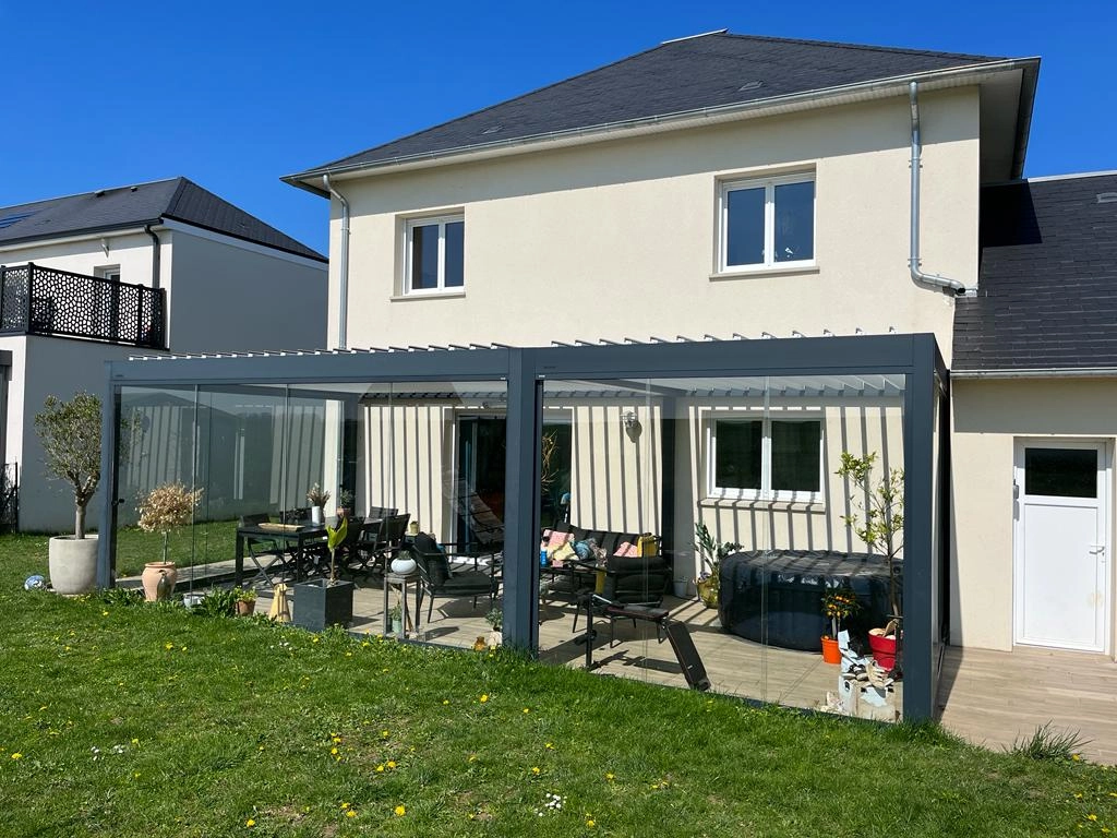 Double pergola bioclimatique vitrée anthracite, terrasse carrelée, spa noir