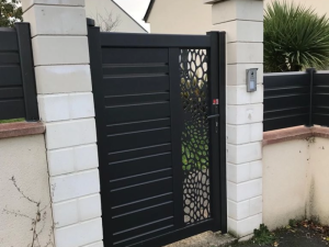 Portillon alu noir lames et panneau ajoure bulles entre piliers blocs blancs