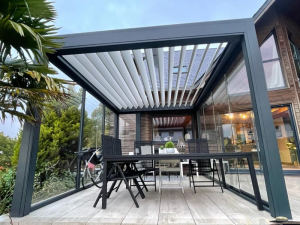 Pergola anthracite lames blanches, parois vitrees coulissantes, table noire deck