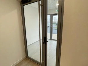 Porte vitree double gris, poignee baton marechal, hall carrelage clair