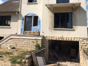 Chantier facade pierre, fenetres anthracite et arche scotchee bleu SIGA