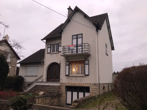 Maison pierre, volets noirs, volet roulant blanc, porte bois et garage