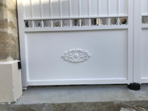Gros plan portillon blanc medaillon oval baroque et rang d anneaux decoratifs