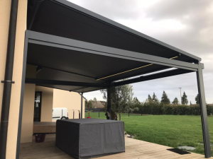 Pergola anthracite LED sous poutre, bâche grise sur spa sur terrasse bois
