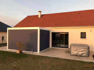 Pergola blanche, screens gris fonce, terrasse bois et spa couvert
