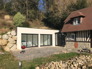 Extension toit plat, baie coulissante noire reliee maison a colombages
