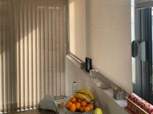 Store californien beige et store enrouleur assorti, cadres gris, fruits sur rebord