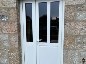 Porte entree blanche deux vantaux inegaux, vitrage vertical sur mur granit