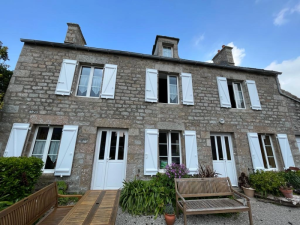 Longere granit, fenetres et volets blancs en Z, table bois sur gravier