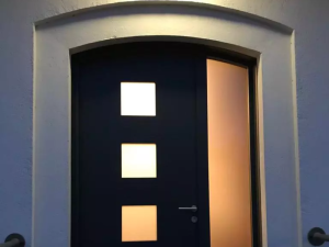 Porte d'entree anthracite, trois carreaux vitres et imposte lumineuse