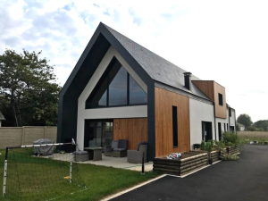 Maison pignon vitre, bardage bois clair et menuiseries anthracite