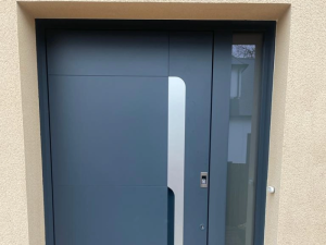 Porte entree anthracite, tierce vitree et lecteur empreinte sur facade crepi beige